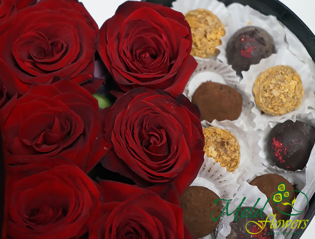 Inimă neagră cu trandafiri roșii și ciocolate ,,Truffe'' foto